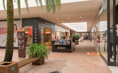 Imagem de destaque para 12 outlets no estado de São Paulo para economizar na hora de renovar o guarda-roupa 