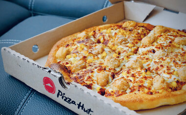 Imagem de destaque para Madrugada em dobro: Pizza Hut amplia horário de funcionamento e lança promoção 'compre 1, leve 2'
