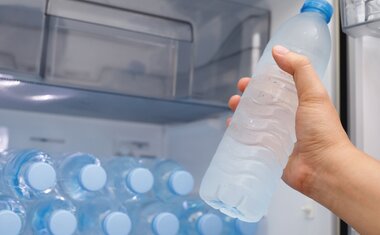 Água com gosto de geladeira? Veja como resolver esse problema de uma vez por todas
