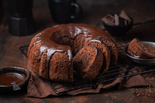 Receitas: Bolo clássico de chocolate é fácil de fazer; veja o o a o!