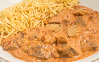 Estrogonofe de carne ou frango