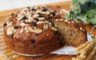 Bolo de leite condensado, ricota e uva-a