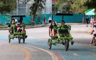 eie de bicicleta no parque